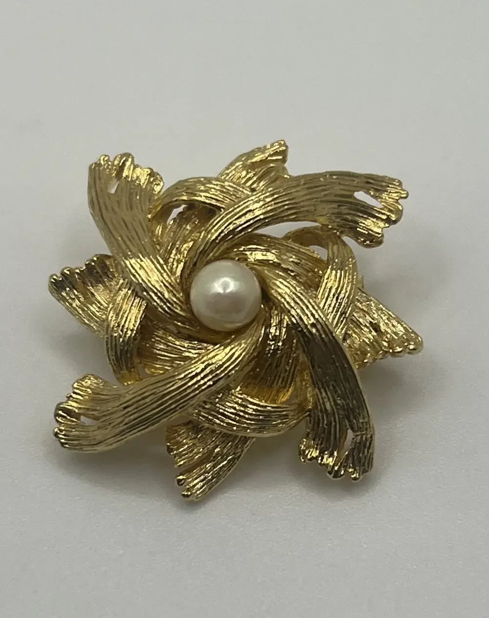 Vintage MCM Textured & Brushed Gold Tone Faux Pearl Flower? Costume Brooch
